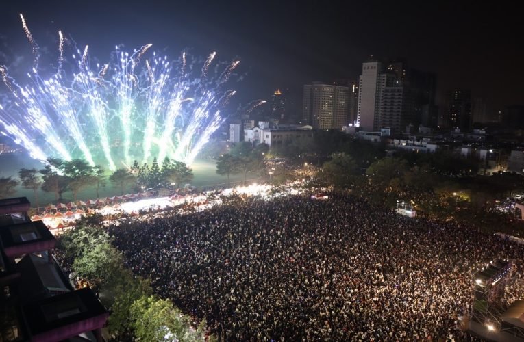 與世界交陪   台南好young跨年晚會演唱會等級 多國卡司雲集，雙現場共吸引2 5萬人次觀賞  並迅速清理復原場地