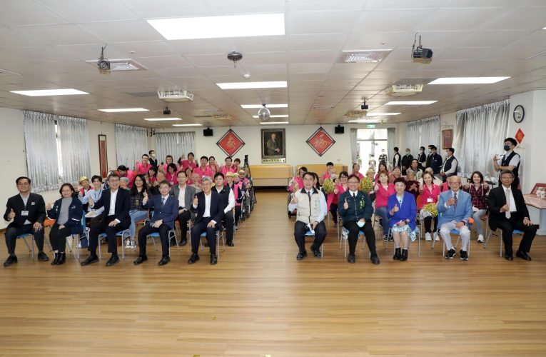 台南市長黃偉哲與陳建仁前往臺南市關廟區悠然山莊安養中心，慰訪關懷機構內長者